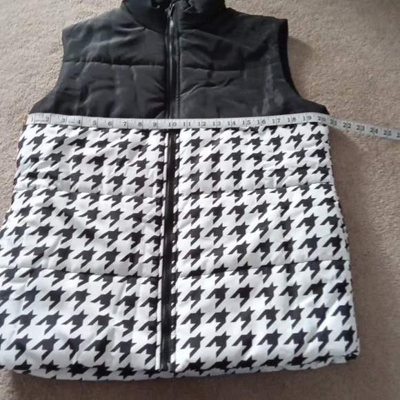 EUC! SHEIN Blackand white puffer vest - Picture 4 of 8